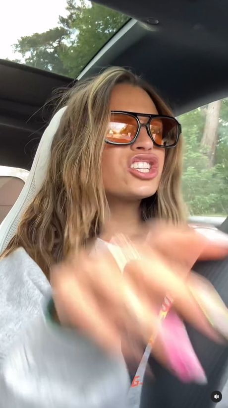 Julia Wieniawa nagrywa na Instagram, prowadząc auto