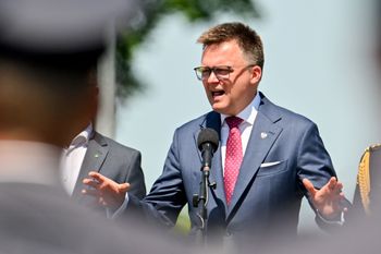 Komentują spotkanie Hołowni. "Kto flirtuje z Bielanem i Kaczyńskim"