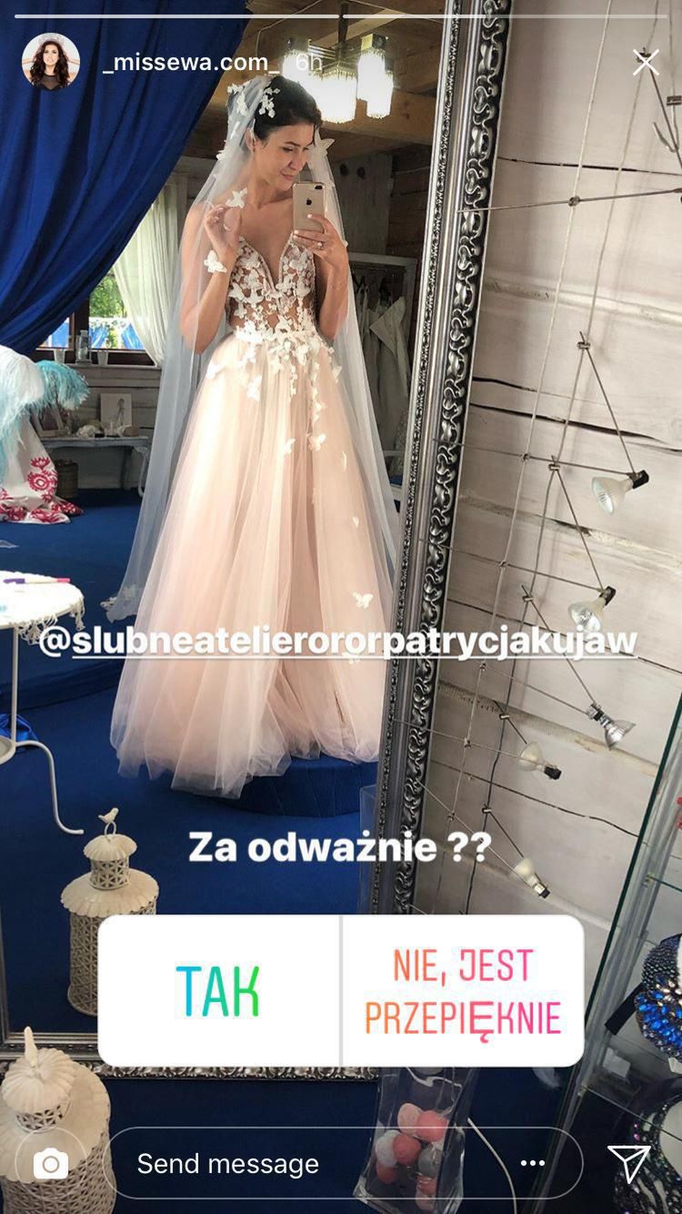 Ewa Mielnicka przed ślubem przymierzyła kilka suknii. Oto jedna z nich