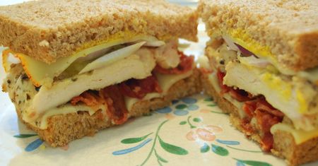 Kanapka z grilowanym kurczakiem, bekonem, pomidorem, serem, sałatą i majonezem