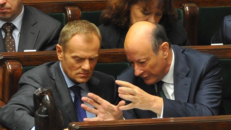 Jacek Rostowski i Donald Tusk przedstawiali korzyści reformy. Część Polaków im nie uwierzyła i żąda sprawiedliwości przed sądem
