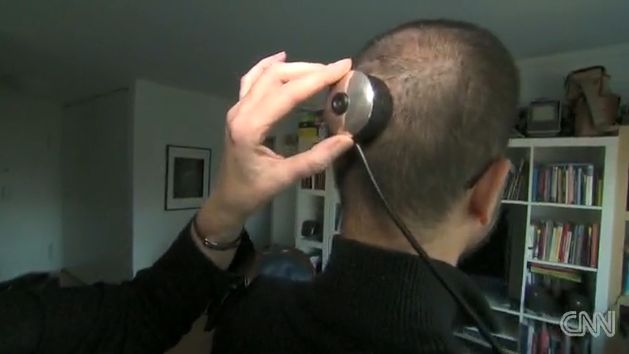 Naukowiec z aparatem wszczepionym do głowy [wideo] 1