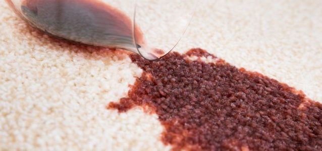 Jak pozbyć się plam z wina?