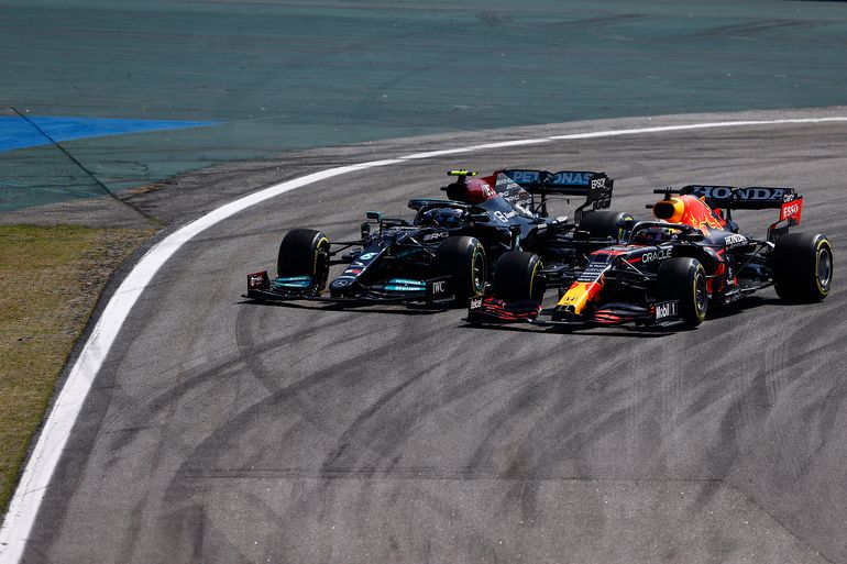 Lewis Hamilton i Max Verstappen na torze Interlagos.