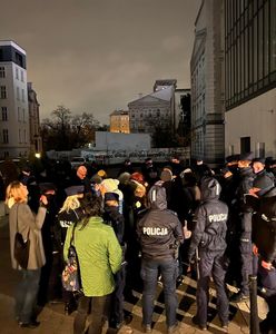 Kilka godzin w kordonie policyjnym w centrum Warszawy. Na dworze, bez toalety