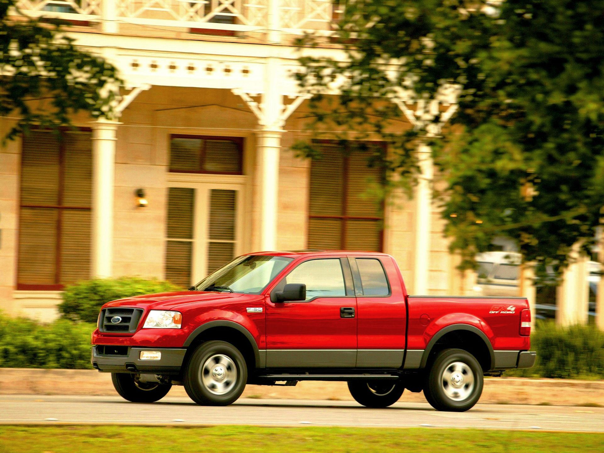 Ford F-150 z przedłużoną kabiną to dość częsty widok na drogach. Taka kabina stanowi kompromis pomiędzy jej przestronnością, a długością paki.