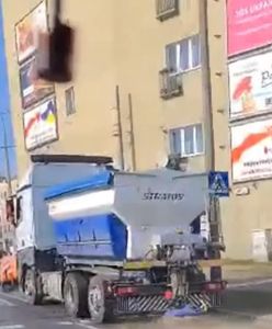 Poznań. Pługopiaskarka na ulicach. "To drogowcy chcą zaskoczyć zimę"