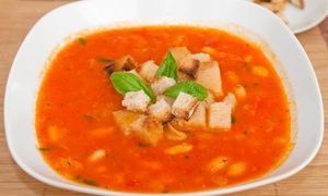 Dosyp 1 łyżeczkę do zupy pomidorowej. Podkręci jej smak i pomoże wyregulować twój poziom cukru