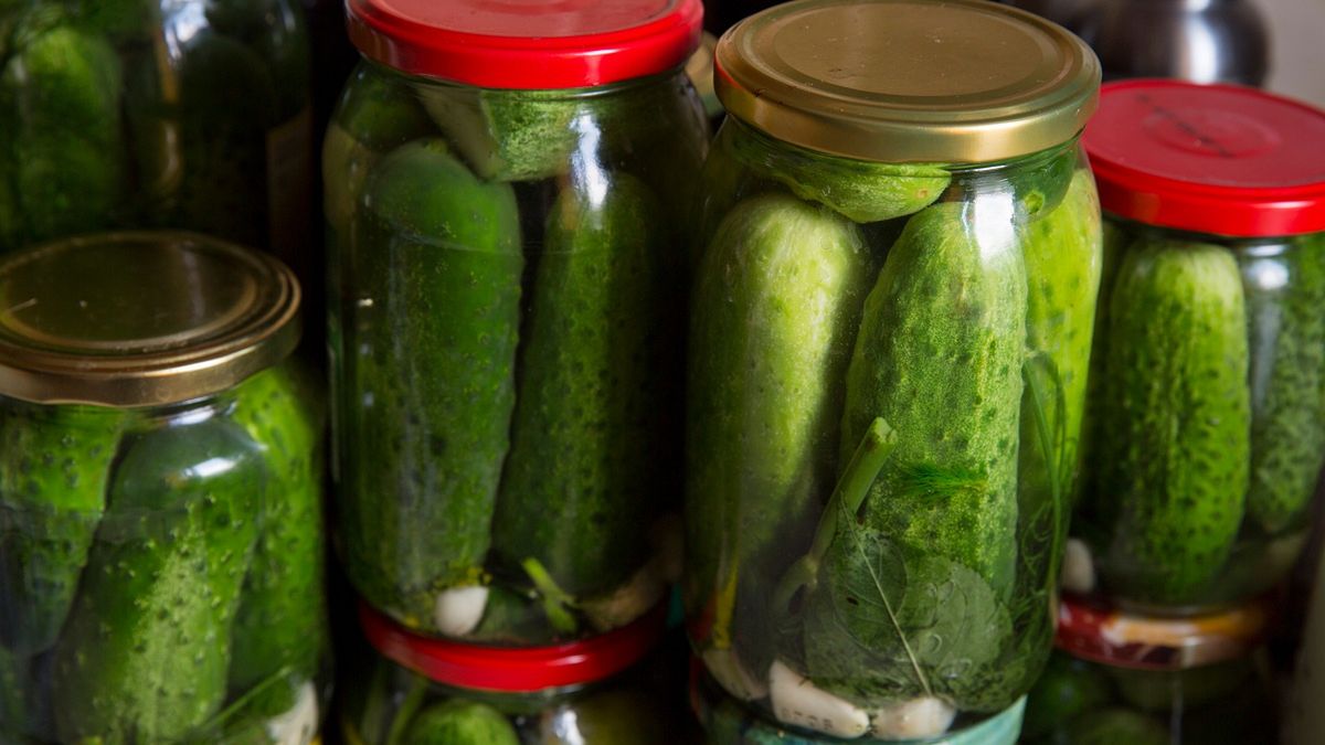 Przed włożeniem ogórków do słoika zawsze sięga po spirytus