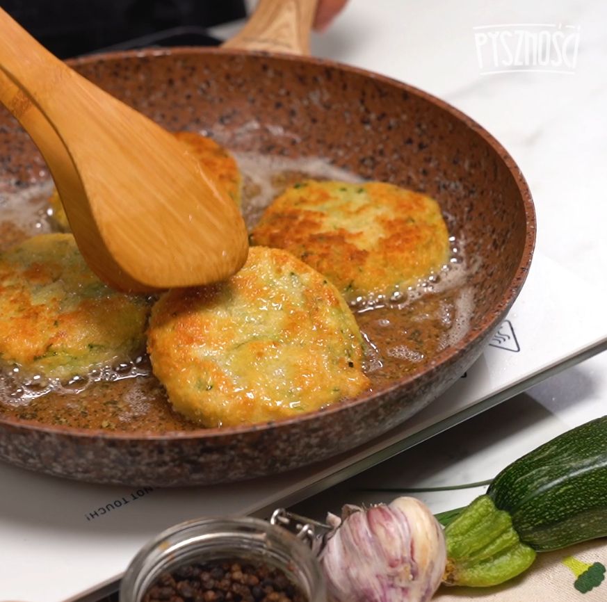 Frying courgette cutlets