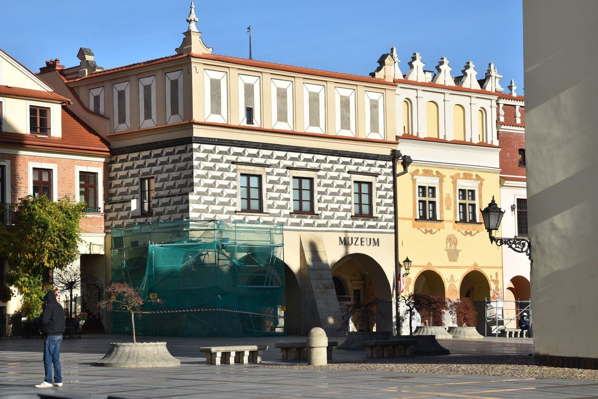 W ramach prac uzupełnione zostaną ubytki w tynku na ścianach kamienic Rynek 20 i 21 w Tarnowie a także uszkodzone zdobienia i malatury