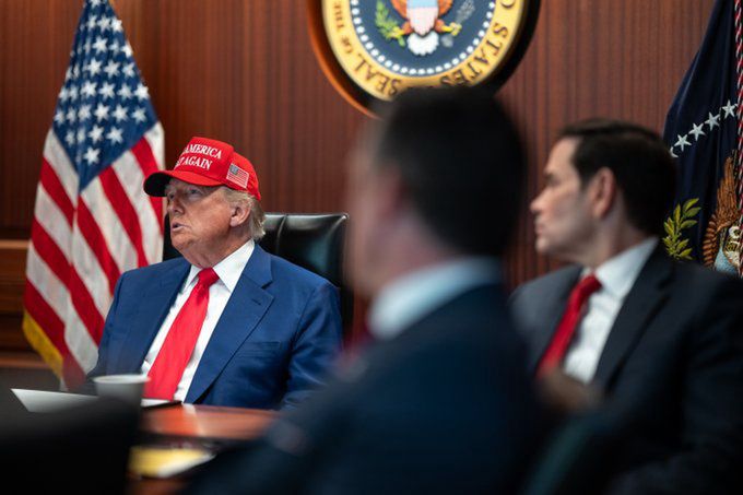 Donald Trump i urzędnicy jego administracji w Sali Sytuacyjnej
