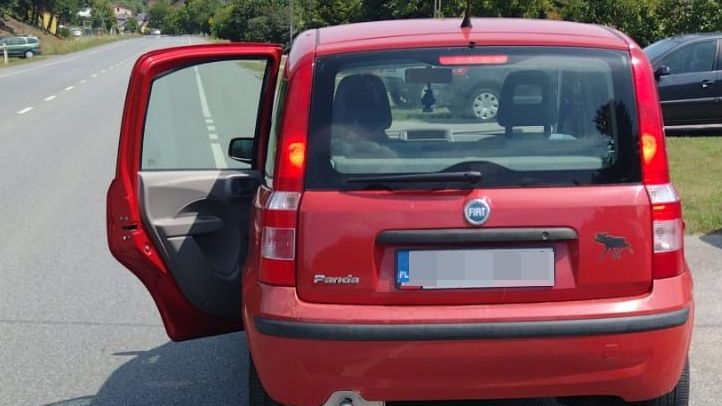 71-latka jechała fiatem z otwartymi drzwiami