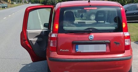 71-latka jechała z otwartymi drzwiami. "Zastanawiała się, dlaczego w lusterku przez cały czas widzi drzwi"