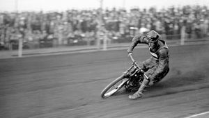 Służył w Królewskich Siłach Powietrznych. Wszedł do wraku wypełnionego bombami