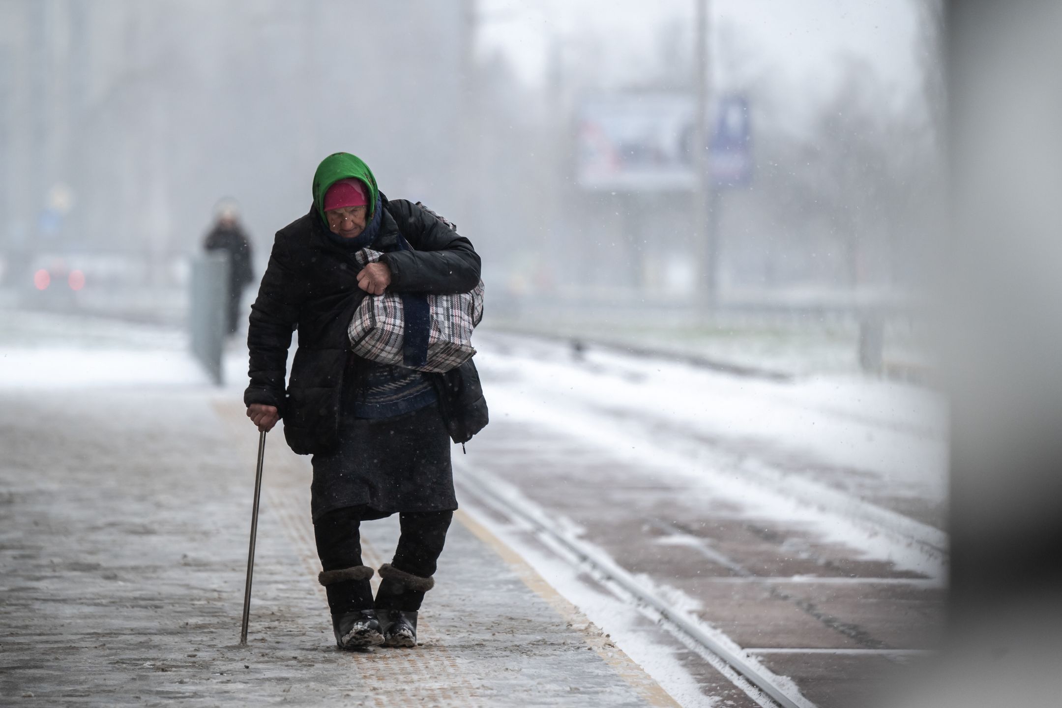 Kijów, Ukraina, 27.11.2023. Antycyklon z silnym wiatrem i opadami śniegu w Kijowie, 27 bm. Od 24 godzin na Ukrainie szaleje burza śnieżna. (ad) PAP/Viacheslav Ratynskyi