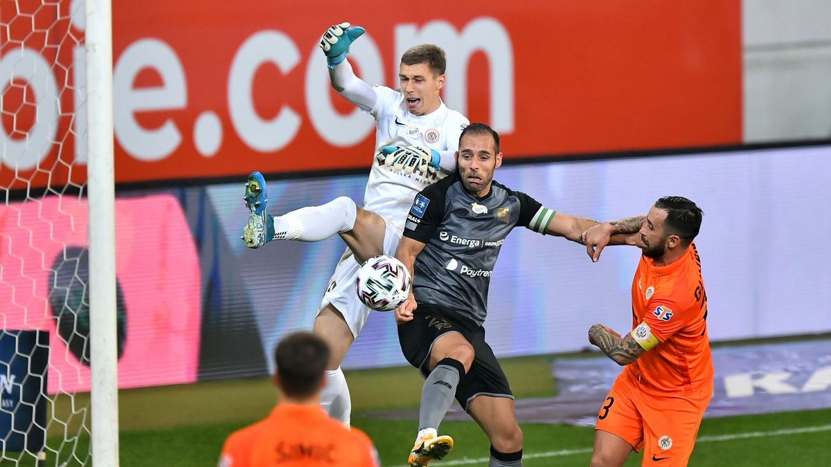 PAP / Maciej Kulczyński / Na zdjęciu: Dominik Hładun (w białym stroju) w walce z Flavio Paixao