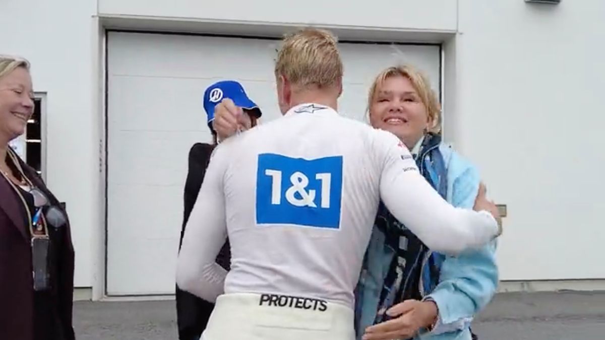 Zdjęcie okładkowe artykułu: Twitter / Formula 1 / Na zdjęciu: Corinna Schumacher obejmująca syna