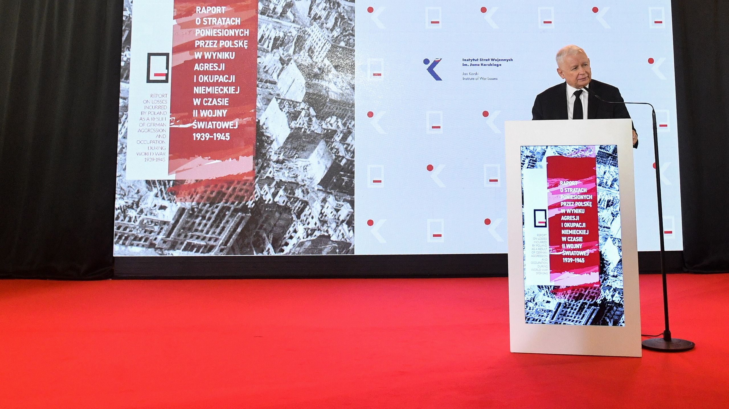 Warszawa, 01.09.2022. Prezes Prawa i Sprawiedliwości Jarosław Kaczyński podczas prezentacji raportu o stratach poniesionych przez Polskę w wyniku agresji i okupacji niemieckiej w czasie II wojny światowej, 1 bm. na Zamku Królewskim w Warszawie. (amb) PAP/Radek Pietruszka