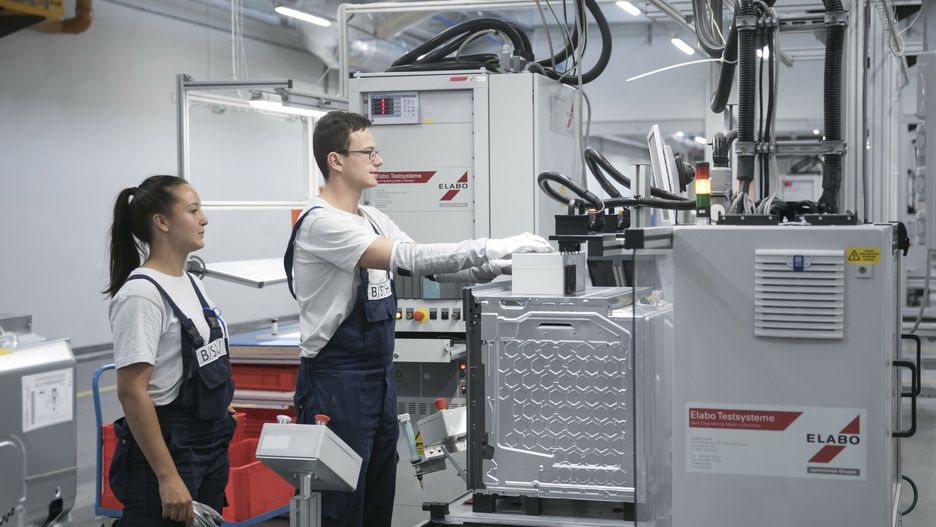 Otwarcie Fabryk BSH we Wroc?awiu
Fot. Leszek Kotarba/ East News  14.09.2017 Wroclaw  Firma BSH uruchomila fabryki piekarnikow i lodowek  n/z Linia produkcyjna piekarnikow
LESZEK KOTARBA