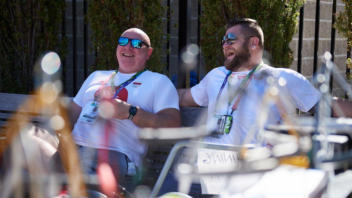 Eugene, Stany Zjednoczone, 14.07.2022. Młociarz Paweł Fajdek (P) i jego trener Szymon Ziółkowski (L) podczas sesji treningowej młociarzy na boisku treningowym przy stadionie lekkoatletycznym Hayward Field Uniwersytetu Oregon w Eugene, w Stanach Zjednoczonych, 14 bm. Trwają przygotowania do pierwszych lekkoatletycznych mistrzostwa świata zorganizowanych w USA, które zostaną rozegrane pomiędzy 15 a 24 lipca. (mk) PAP/Adam Warżawa