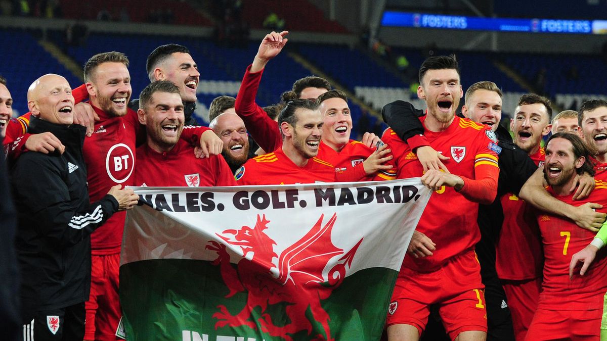 reprezentanci Walii, w tym Gareth Bale, świętują awans na Euro 2020 Z flagą z prowokacyjnym napisem