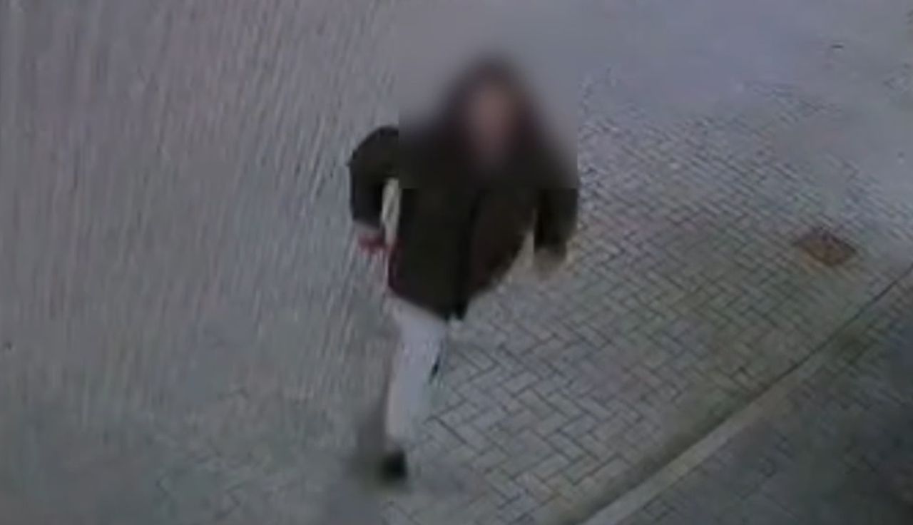 Niebywałe sceny przed komendą. Mężczyzna nagrany. Tak się tłumaczył