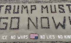 Stworzyli wielki ludzki napis przeciw Trumpowi nad oceanem