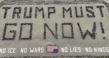 Stworzyli wielki ludzki napis przeciw Trumpowi nad oceanem