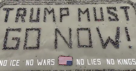 Stworzyli wielki ludzki napis przeciw Trumpowi nad oceanem