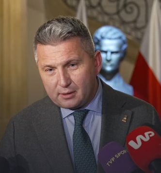 Przynieśli prezent Piesiewiczowi