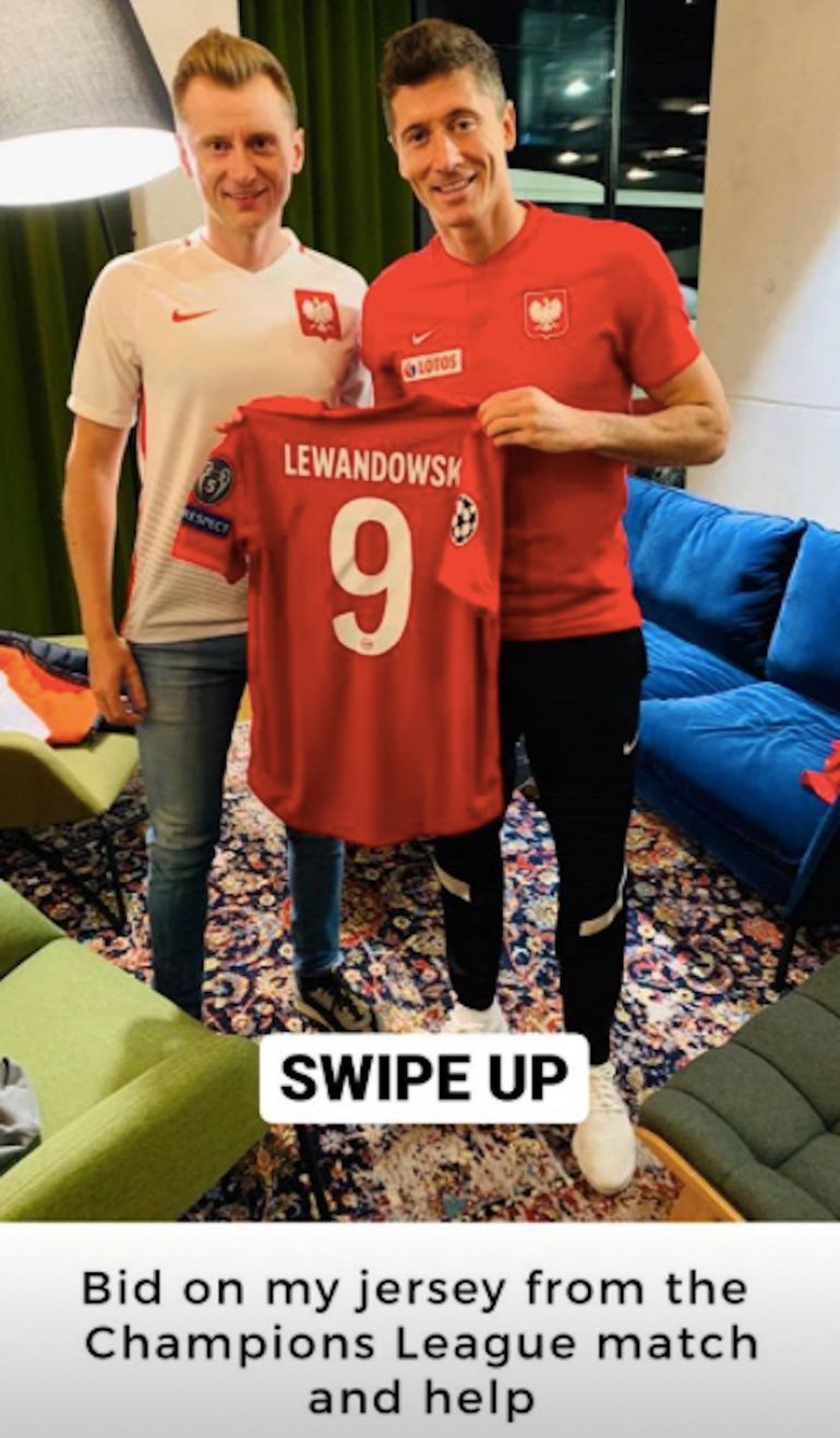 Robert Lewandowski na instastories pokazał koszulkę, którą przekazał na licytację.