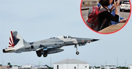 Niepokojące doniesienia. Udają turystów i "zwiedzają" obiekty militarne