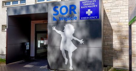 Matka cofała i nie zauważyła dziecka. Chłopiec nadal w szpitalu