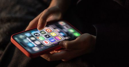 Telefony od Apple z fizyczną klawiaturą. 500 zł i powrót do przeszłości