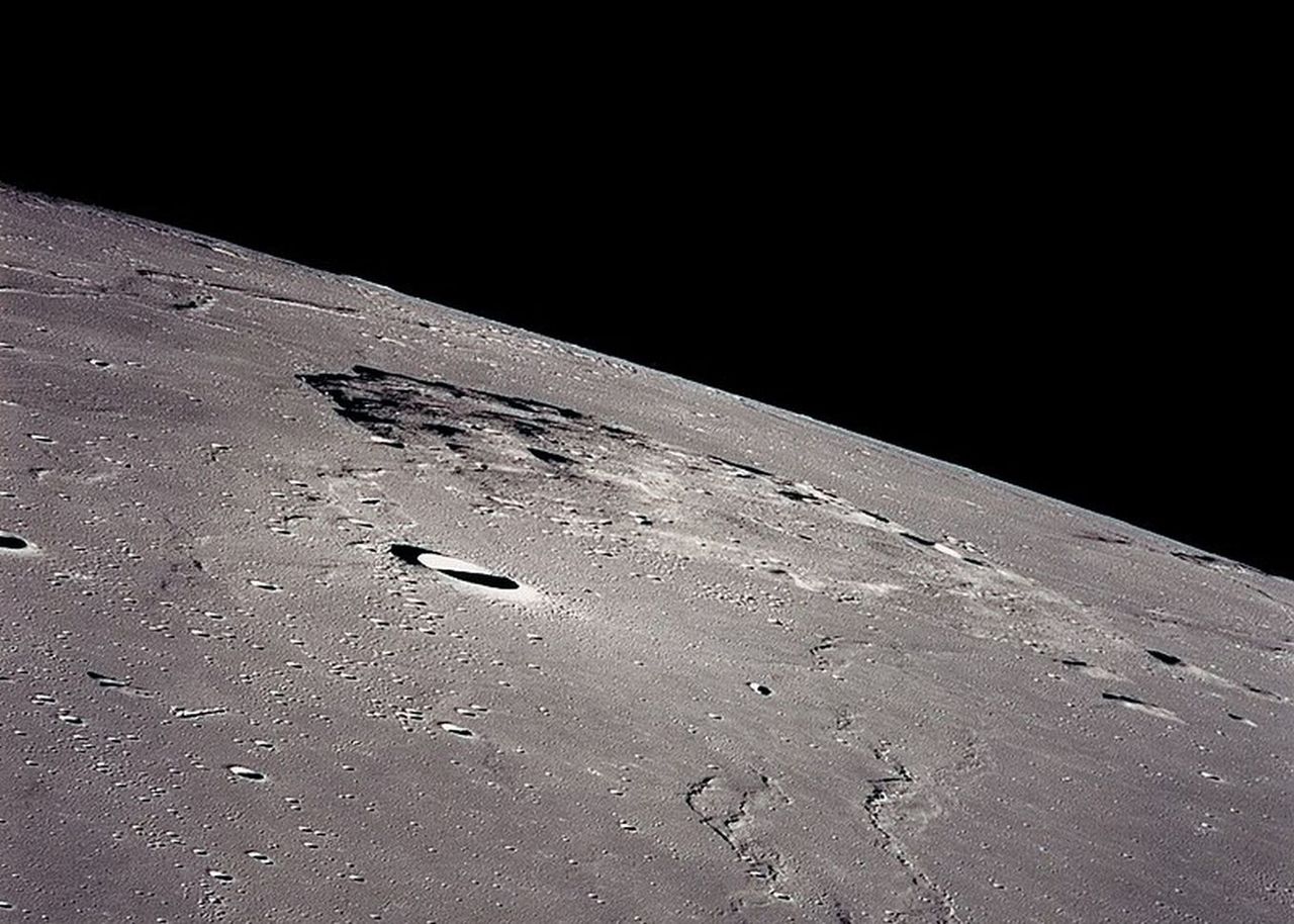 Zbadali próbki księżycowej gleby. Znaleźli płatki grafenu