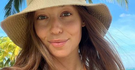 Izabella Krzan prezentuje szczupłą sylwetkę w SKĄPYM bikini, które wyszydełkowała jej mama. Fan żartuje: "Nie napracowała się" (FOTO)
