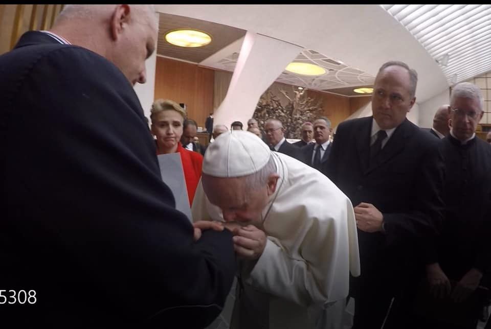 Bruncz: "Papież ucałował dłoń ofiary księdza pedofila. Przyznał, że Kościół zdradził ideały" (Opinia)