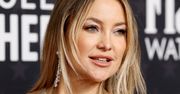 Nie mogła wyglądać lepiej. Kate Hudson postawiła na srebrzysty blask i odkryte plecy