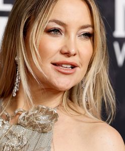 Nie mogła wyglądać lepiej. Kate Hudson postawiła na srebrzysty blask i odkryte plecy