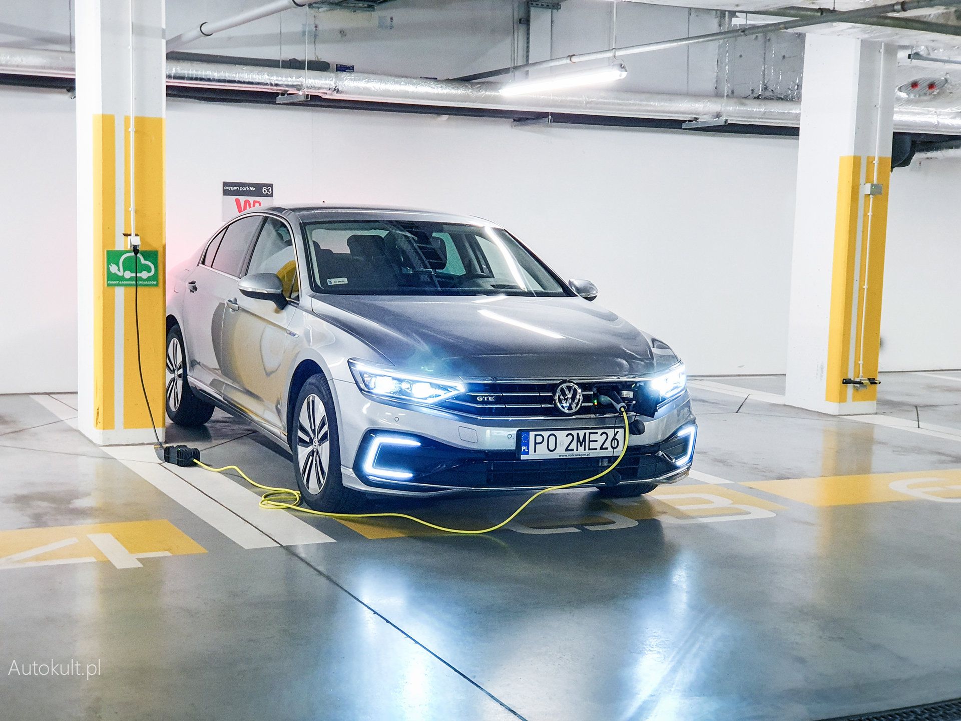Passat GTE to hybryda plug-in. Dobrym pomysłem było umieszczenie gniazda z przodu