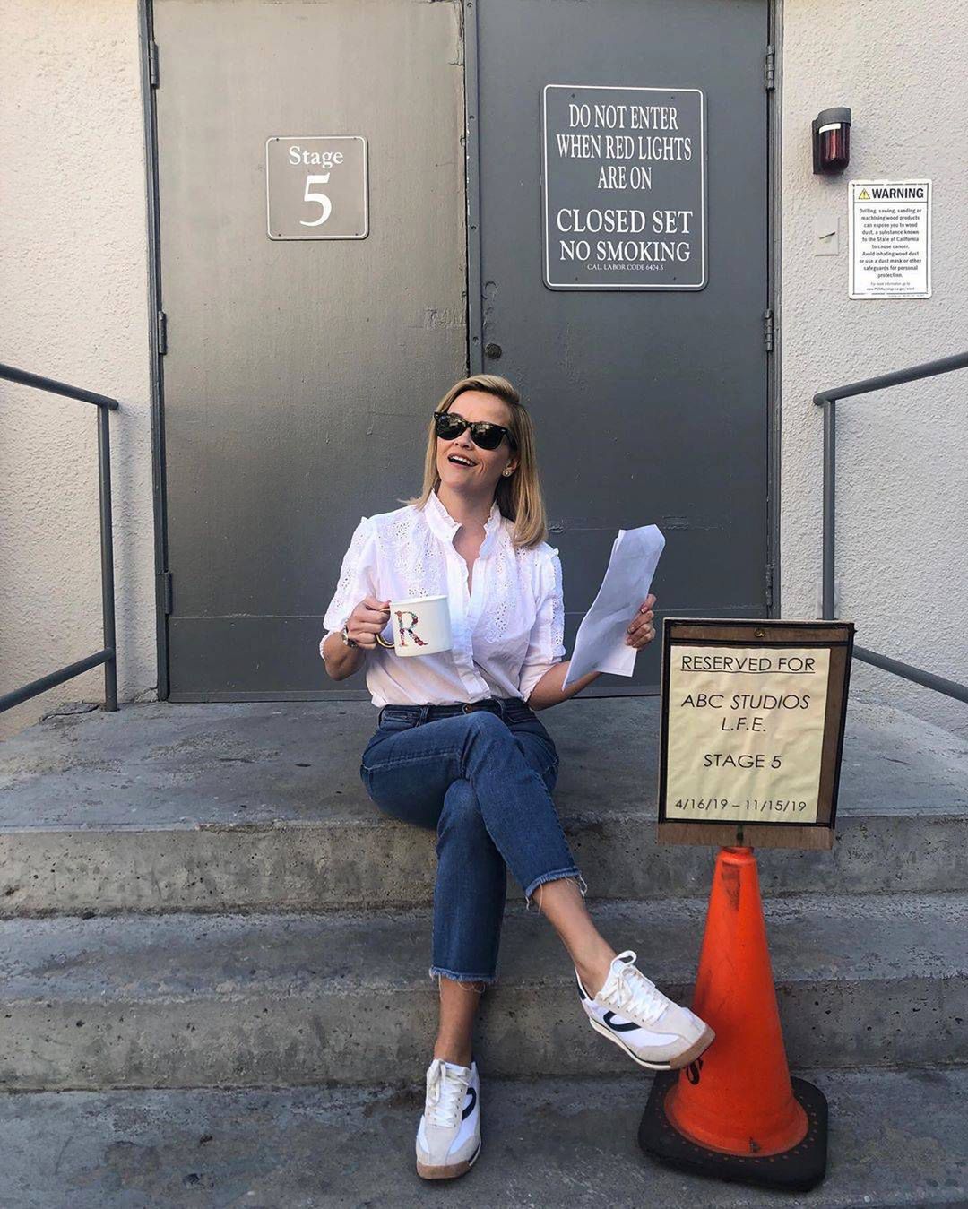 Reese Witherspoon w ulubionych sneakersach, Instagram