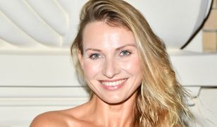 "Średniowieczna" Moro odsłoniła nogę. "Podoba wam się?"