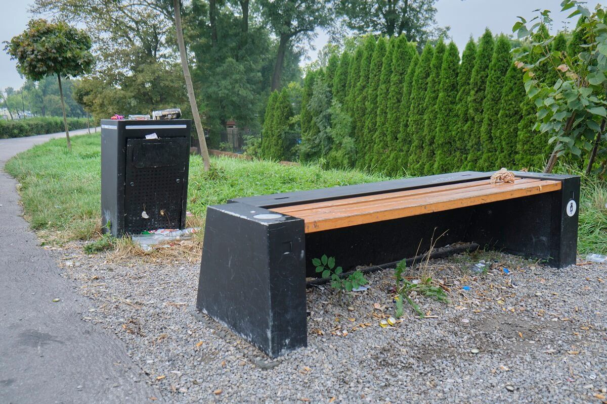 Ławka solarna przy ścieżce rowerowej wzdłuż Bystrzycy