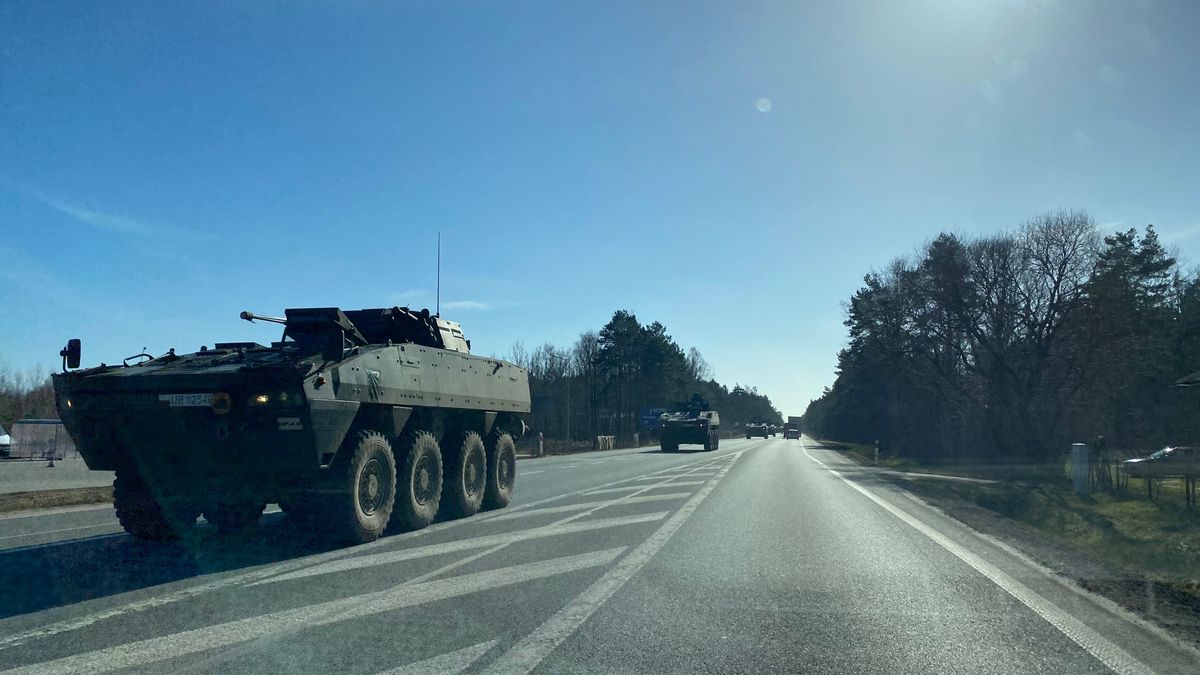 Kolumna wojskowa na drodze DK50