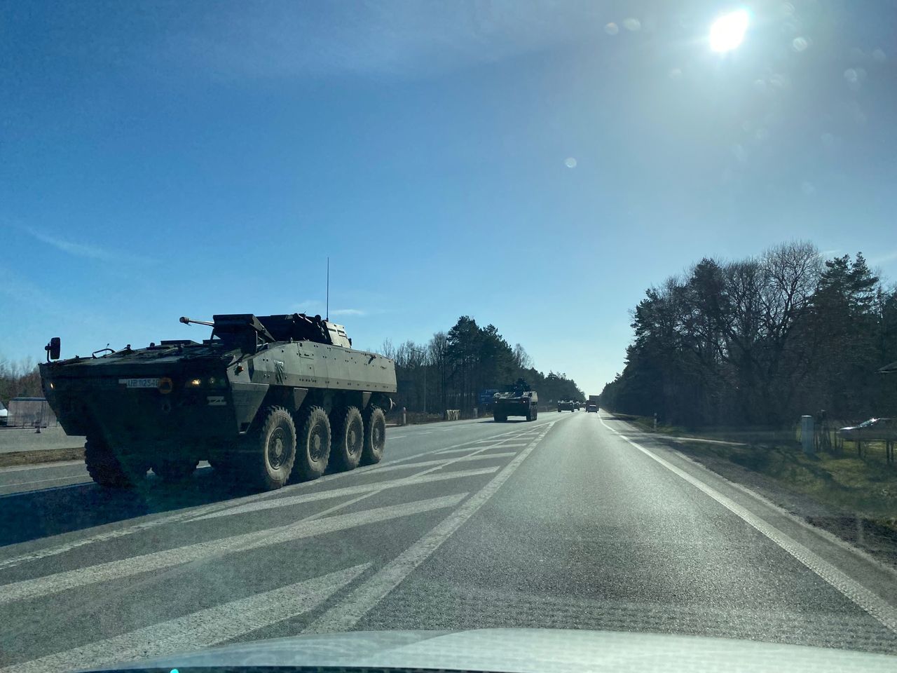 Czy mogę wyprzedzić kolumnę wojskową? To zależy od miejsca i oznaczeń