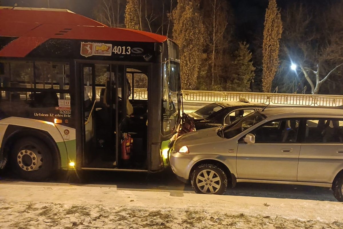 Autobus na al. Sikorskiego wcześniej staranował dwa samochody