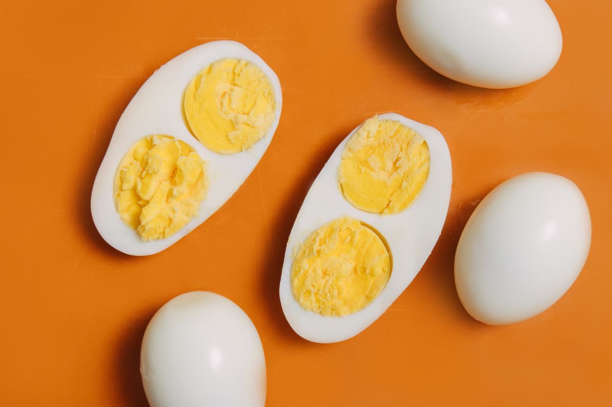 Dwa żółtka w jajku budzą niepokój. Popularne przekonanie jest mitem
