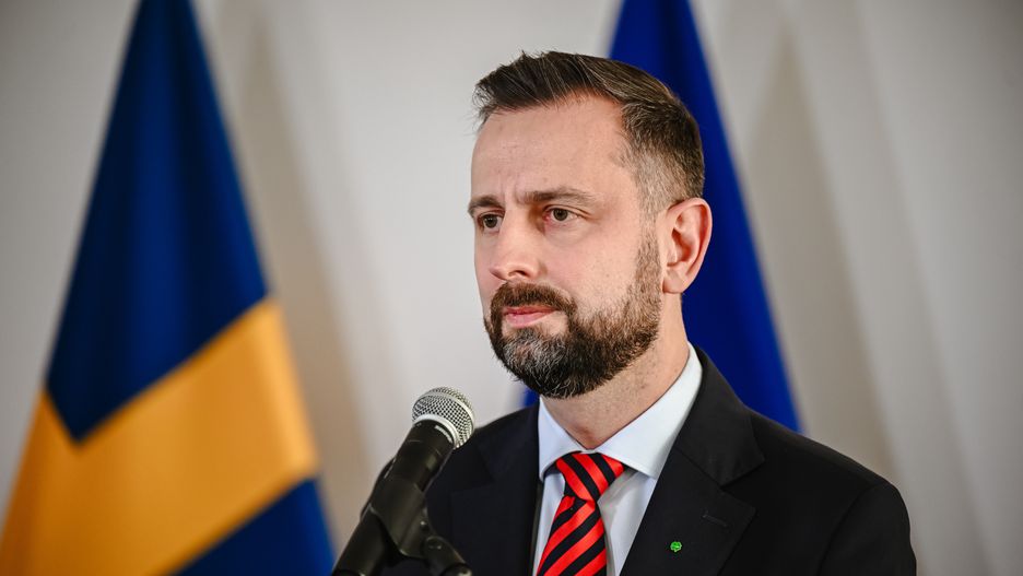 Gdynia, 04.03.2024. Wicepremier, minister obrony narodowej Władysław Kosiniak-Kamysz podczas konferencji prasowej po spotkaniu z ministrem obrony Szwecji Palem Jonsonem w Gdyni, 4 bm. Ministrowie rozmawiali m.in. o współpracy polsko-szwedzkiej w dziedzinie bezpieczeństwa i obronności, realizacji kontraktów, pomocy Ukrainie oraz powitania Szwecji jako członka w NATO. (sko) PAP/Marcin Gadomski