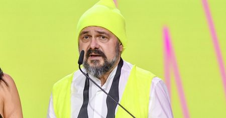 Jakubik zaskoczył. Pokazał na scenie, jaki ma napis na plecach